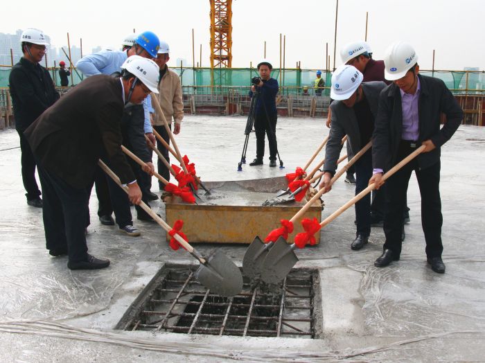 2各公司代表將最后一鏟混凝土澆筑。王瑩攝。.jpg