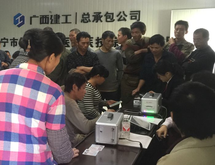 南寧市第一人民醫(yī)院項(xiàng)目辦理現(xiàn)場(chǎng)。黎子寧 攝.jpg