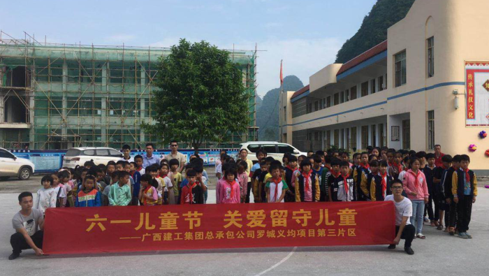 3與八聯(lián)小學(xué)的學(xué)生們合影留念。馬國敏 攝700.png