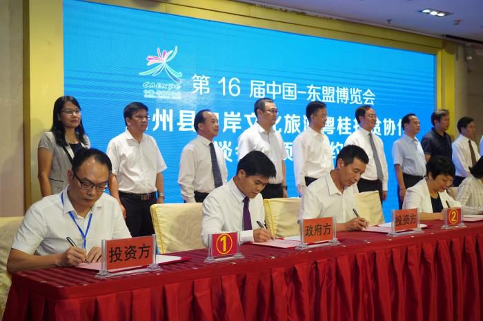 4簽約現(xiàn)場(chǎng)。鄧燦濱 攝700.JPG