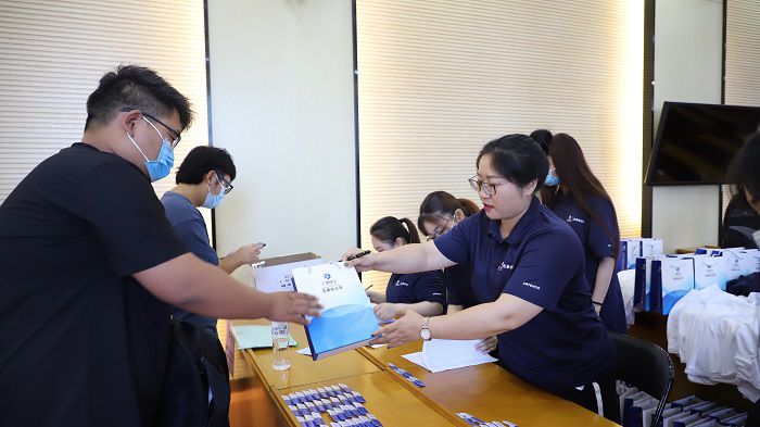為新員工發(fā)放胸片、衣服等。李立云 攝.JPG