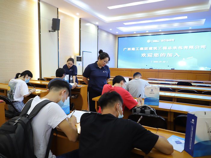 新員工簽署勞動(dòng)合同。李立云 攝.JPG