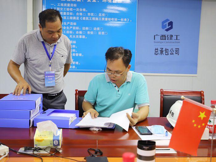 陳祖訓檢查項目安全資料。 李立云 攝.JPG