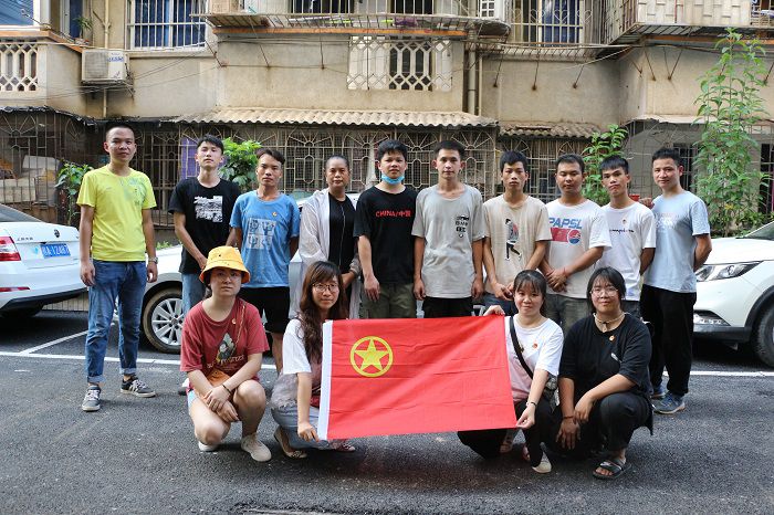 合影留念。鄭詩(shī)寶 攝.JPG
