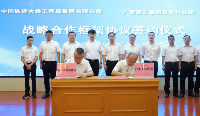 3雙方簽約。李立云攝.jpg