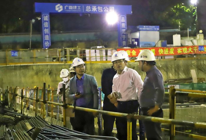 檢查現(xiàn)場。 鄭詩寶攝.jpg