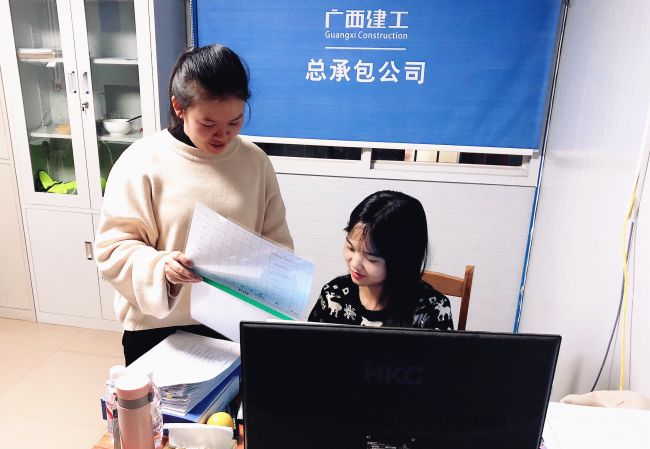 內(nèi)業(yè)工作組加班加點力行“當(dāng)日事當(dāng)日畢”。黃俊涵 攝.jpg