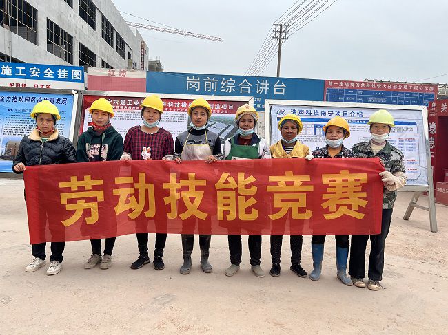 內(nèi)腳手架班組合影。廖之錠 攝（修圖）.jpg