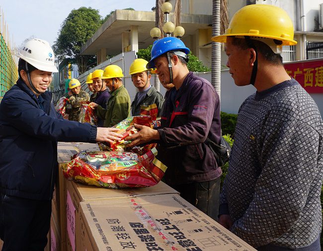 （修圖）為一線工人發(fā)放慰問(wèn)品。謝微旋 攝_副本.jpg