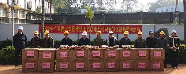 （修圖）與一線工人合影。謝微旋 攝.jpg