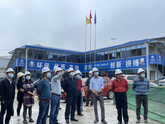 視察項目進度。梁觀德 攝（修圖）.jpg