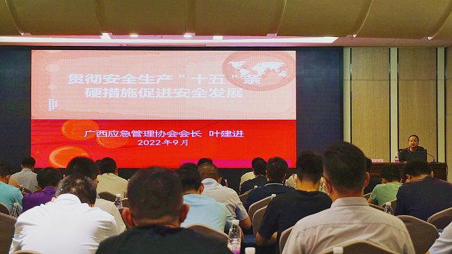 培訓授課中。黃寶生 攝（修圖）.jpg