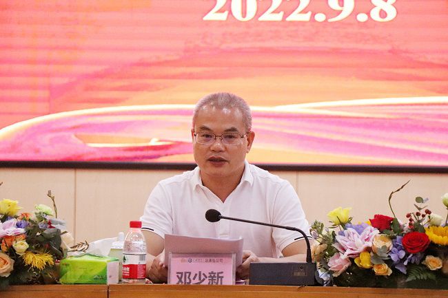 鄧少新在座談會(huì)上致辭。周煜川 攝（修圖）.jpg