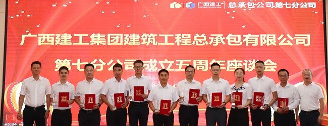 鄧少新與獲獎(jiǎng)職工合影。周煜川 攝（修圖）.jpg