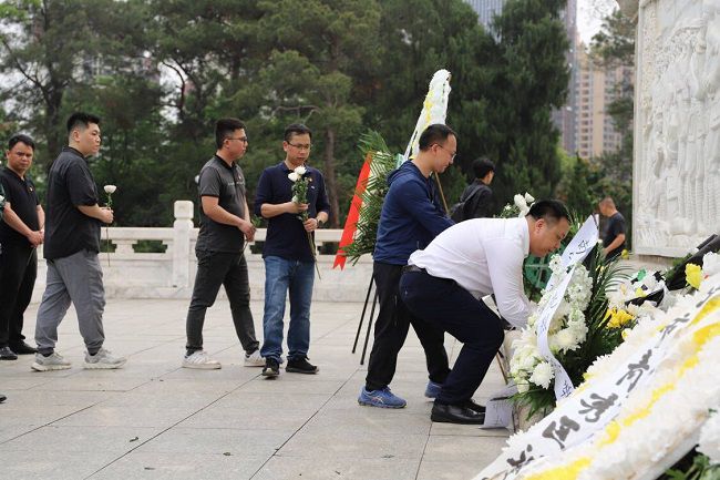 敬獻(xiàn)白菊。林成斌 攝（修圖）.jpg