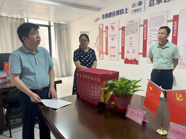 檢查現(xiàn)場(chǎng)（修圖1）。盧麗君攝.JPG