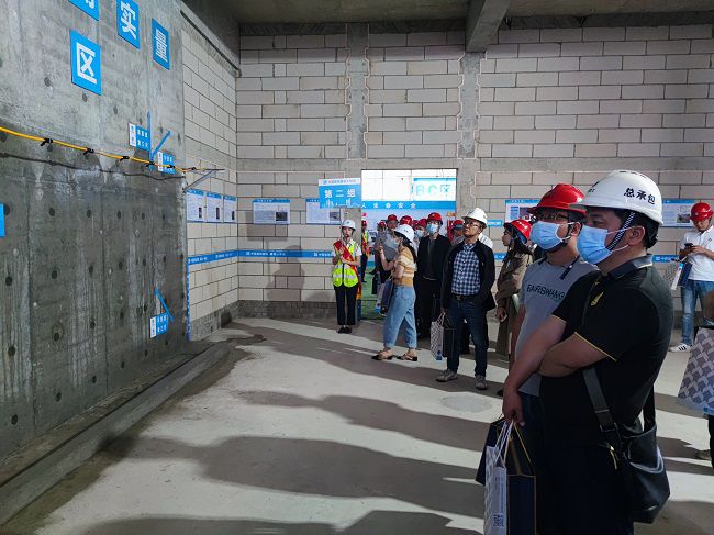 公司員工觀摩。覃桂整 攝（修圖）.jpg