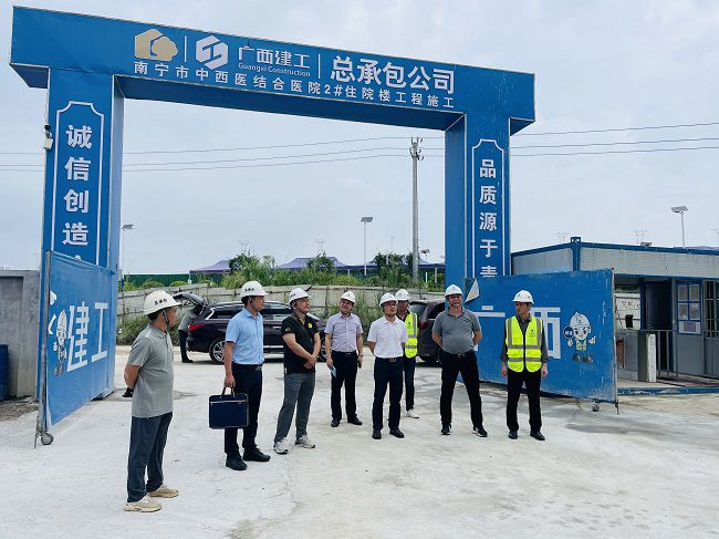 鄧少新深入施工現(xiàn)場。蘇衛(wèi)傳 攝（原000圖000000000000000）.jpg